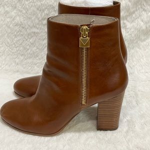 8.5W Michael Kors boots